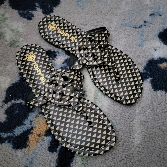 Tory Burch Miller Sandal in Triangle Geo Allover size 7.5 - Picture 1 of 6